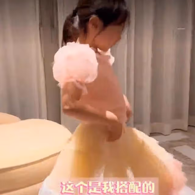 董璇和女兒度假回來現身機場,小酒窩抱冰墩墩萌態十足,超有靈氣