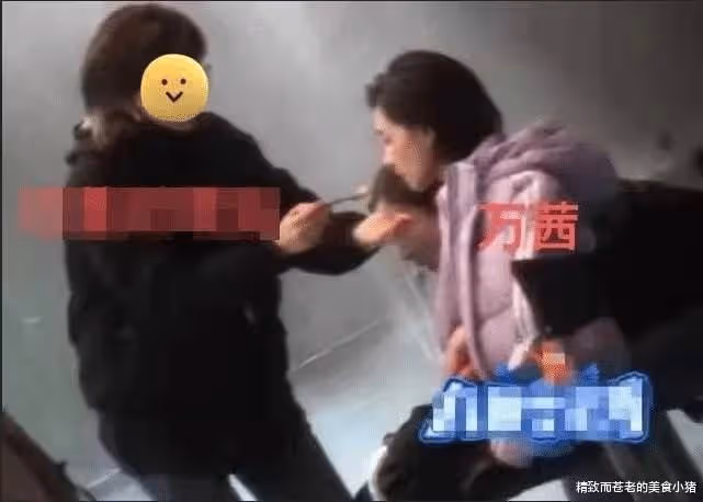 金馬女星被爆吃飯要人喂 「助理」回嗆：喂得心甘情願