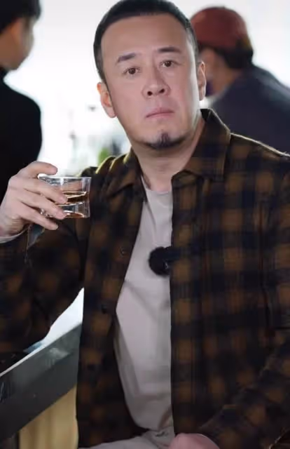 49歲楊坤被指喝多了!拿酒杯說心靈雞湯臉頰泛紅,多次因醉酒丟人
