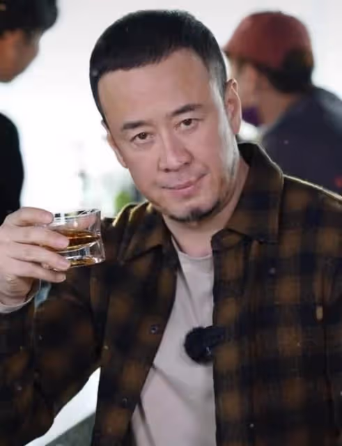 49歲楊坤被指喝多了!拿酒杯說心靈雞湯臉頰泛紅,多次因醉酒丟人