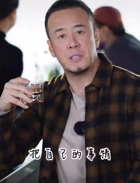 49歲楊坤被指喝多了!拿酒杯說心靈雞湯臉頰泛紅,多次因醉酒丟人