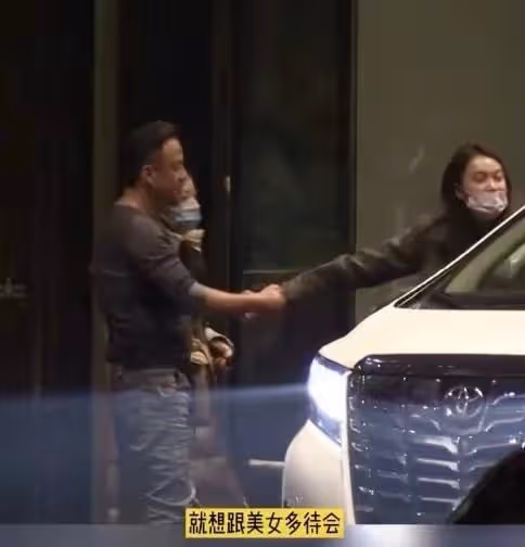 49歲楊坤被指喝多了!拿酒杯說心靈雞湯臉頰泛紅,多次因醉酒丟人