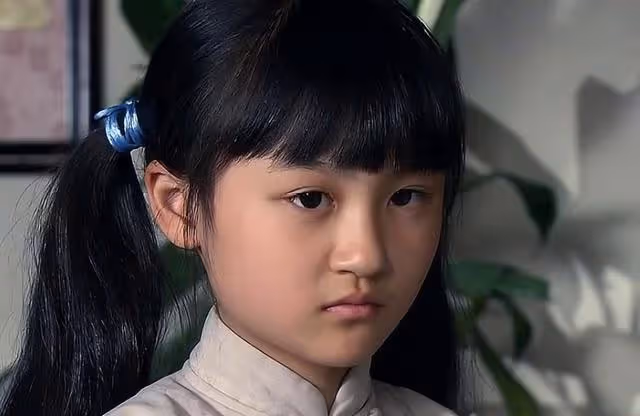 她6歲被成龍抱著上春晚，14歲因相貌被網友吐槽，如今逆襲成女神