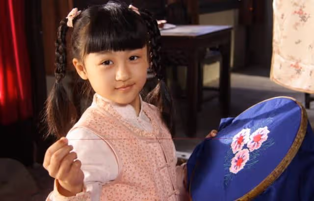 她6歲被成龍抱著上春晚，14歲因相貌被網友吐槽，如今逆襲成女神