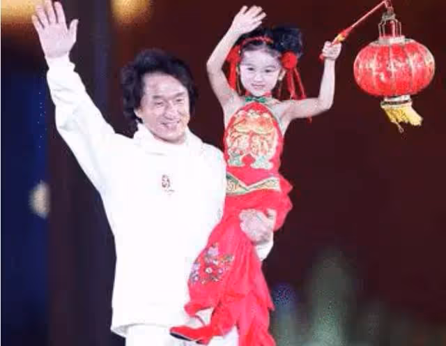 她6歲被成龍抱著上春晚，14歲因相貌被網友吐槽，如今逆襲成女神