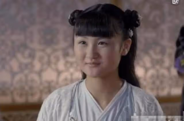 她6歲被成龍抱著上春晚，14歲因相貌被網友吐槽，如今逆襲成女神