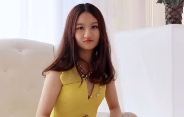 她6歲被成龍抱著上春晚，14歲因相貌被網友吐槽，如今逆襲成女神
