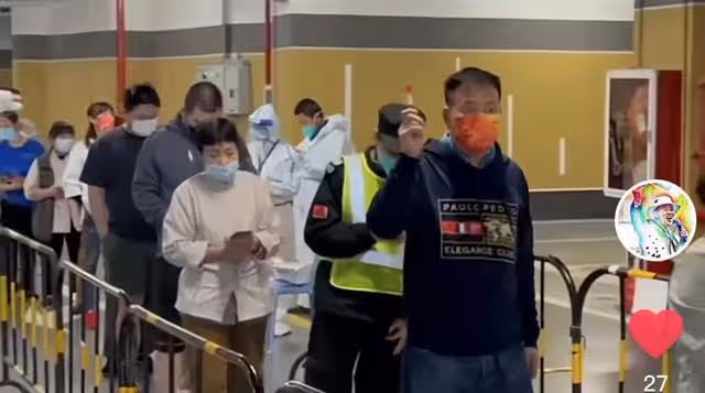 64歲萬梓良做核酸太高調!鏡頭全程跟拍表現浮誇,打招呼卻無人理