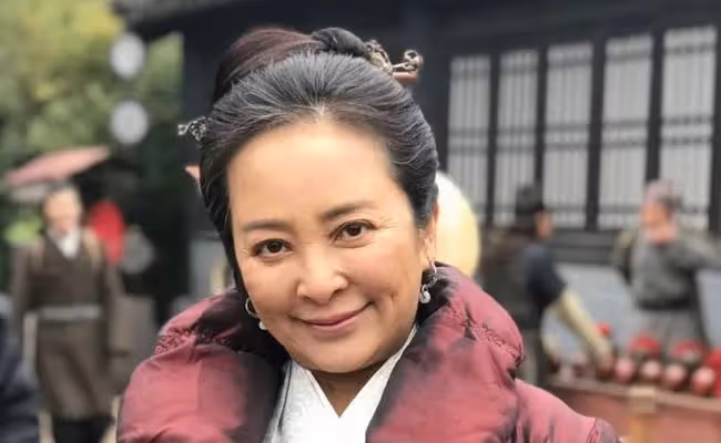 曾三次嫁外國人，卻都遺憾離婚，今57歲仍活躍在演藝圈