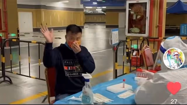 64歲萬梓良做核酸太高調!鏡頭全程跟拍表現浮誇,打招呼卻無人理