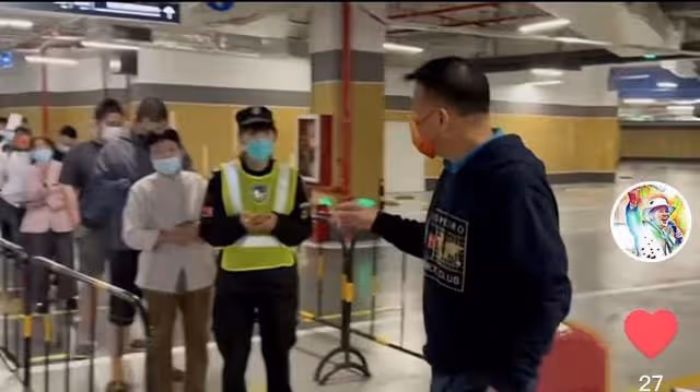 64歲萬梓良做核酸太高調!鏡頭全程跟拍表現浮誇,打招呼卻無人理
