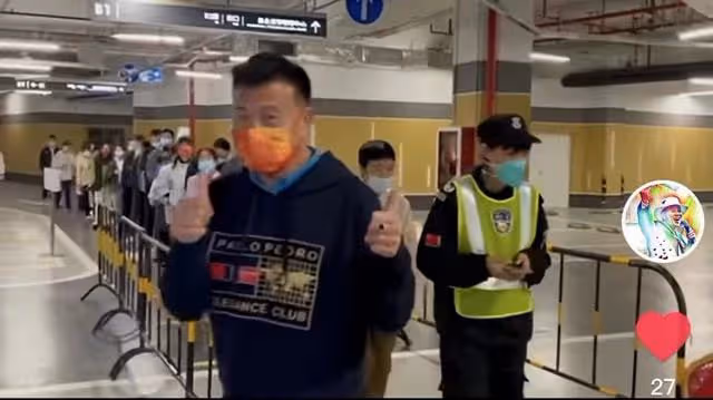64歲萬梓良做核酸太高調!鏡頭全程跟拍表現浮誇,打招呼卻無人理