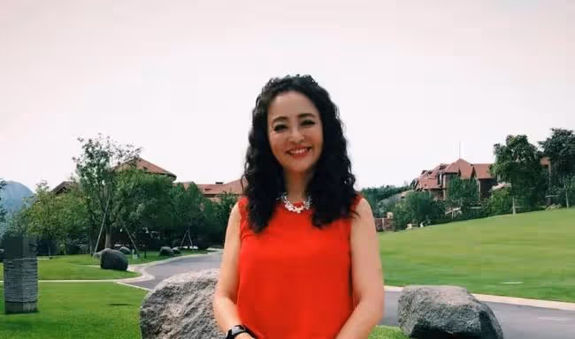 曾三次嫁外國人，卻都遺憾離婚，今57歲仍活躍在演藝圈