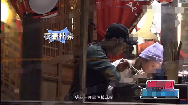 64歲老戲骨劉佩琦曝近況,聚會舉杯喝酒紅光滿面,舉止細節顯素質