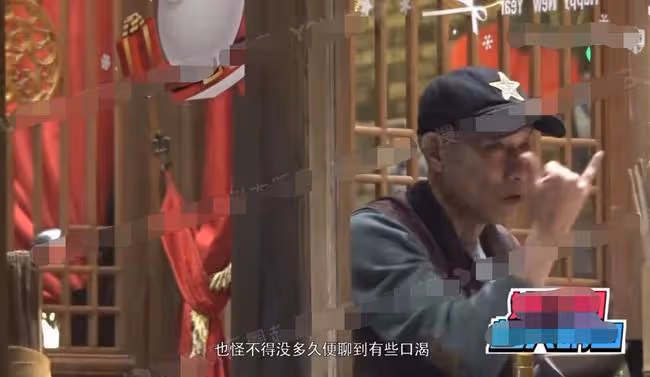 64歲老戲骨劉佩琦曝近況,聚會舉杯喝酒紅光滿面,舉止細節顯素質