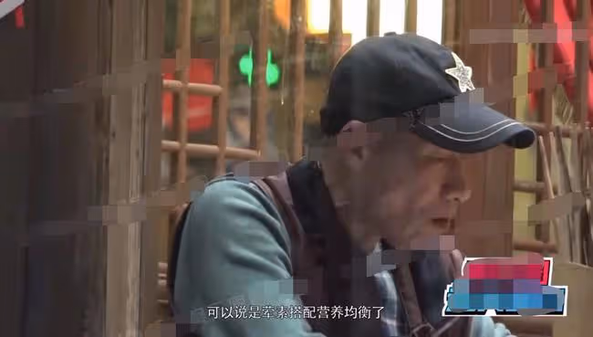 64歲老戲骨劉佩琦曝近況,聚會舉杯喝酒紅光滿面,舉止細節顯素質