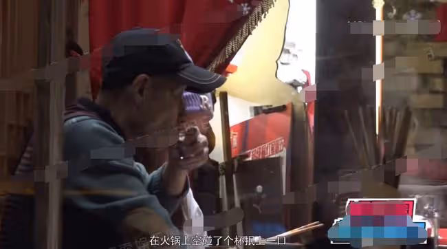 64歲老戲骨劉佩琦曝近況,聚會舉杯喝酒紅光滿面,舉止細節顯素質