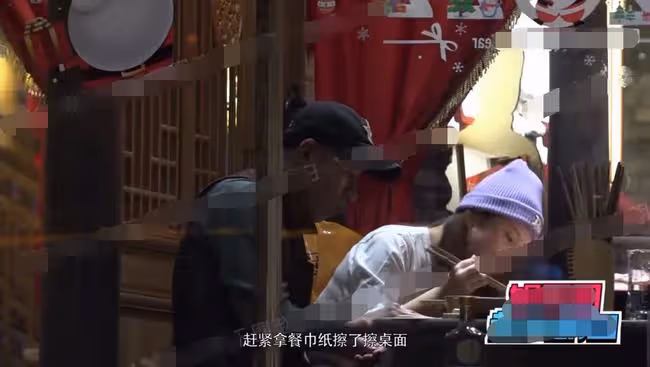 64歲老戲骨劉佩琦曝近況,聚會舉杯喝酒紅光滿面,舉止細節顯素質