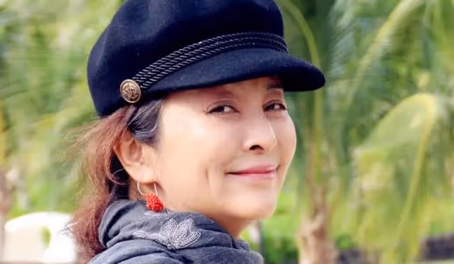 曾三次嫁外國人，卻都遺憾離婚，今57歲仍活躍在演藝圈
