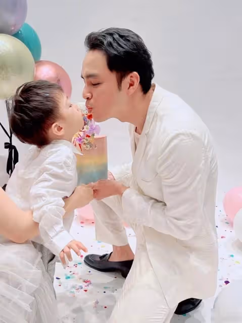 明道曬照慶生!與妻子雙手緊握太甜蜜,1歲兒子側臉圓潤神似父親
