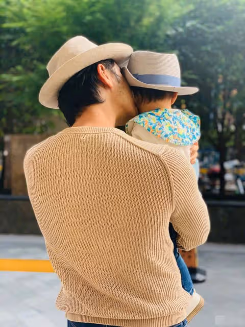 明道曬照慶生!與妻子雙手緊握太甜蜜,1歲兒子側臉圓潤神似父親