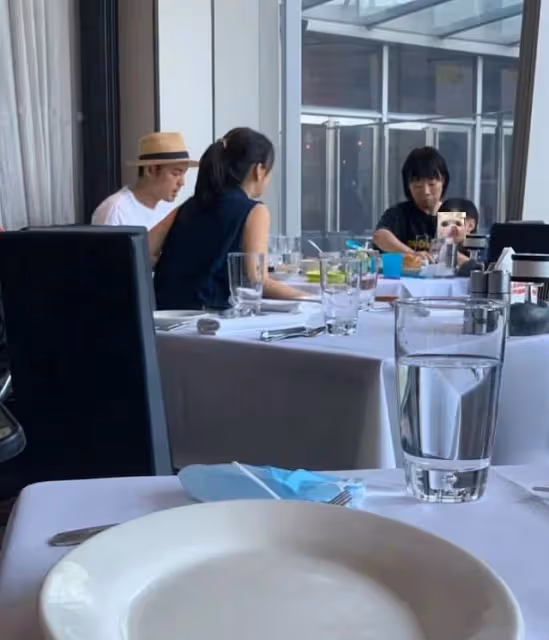 明道曬照慶生!與妻子雙手緊握太甜蜜,1歲兒子側臉圓潤神似父親