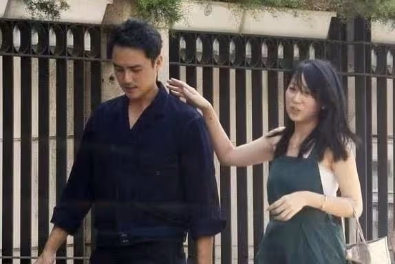 明道曬照慶生!與妻子雙手緊握太甜蜜,1歲兒子側臉圓潤神似父親
