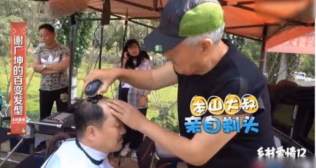 「謝廣坤」談趙本山風波,疑似內涵嬌嬌忘本,曾直播下跪叩謝恩師