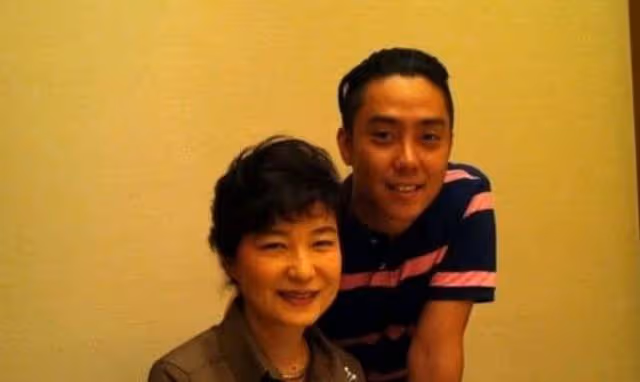 靠水晶男孩爆紅,後沉迷遊戲電費高達70萬,也因此與初戀離婚?