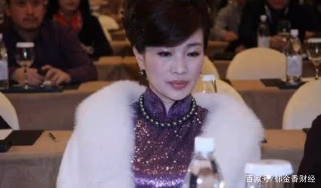 溫州女富豪胡潔:前夫由司機變巨貪,二婚嫁周立波,大方送保時捷