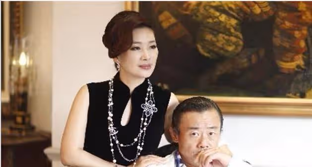 溫州女富豪胡潔:前夫由司機變巨貪,二婚嫁周立波,大方送保時捷