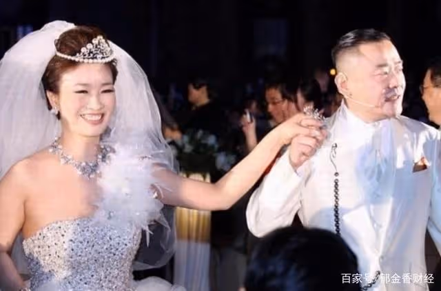 溫州女富豪胡潔:前夫由司機變巨貪,二婚嫁周立波,大方送保時捷