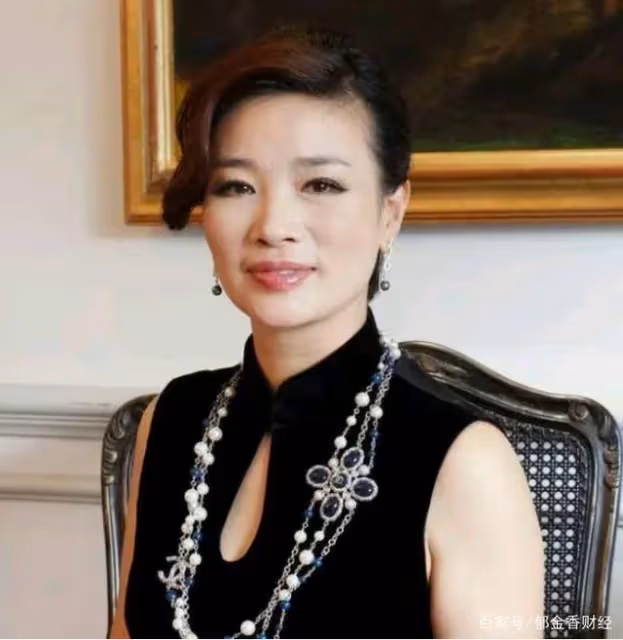 溫州女富豪胡潔:前夫由司機變巨貪,二婚嫁周立波,大方送保時捷