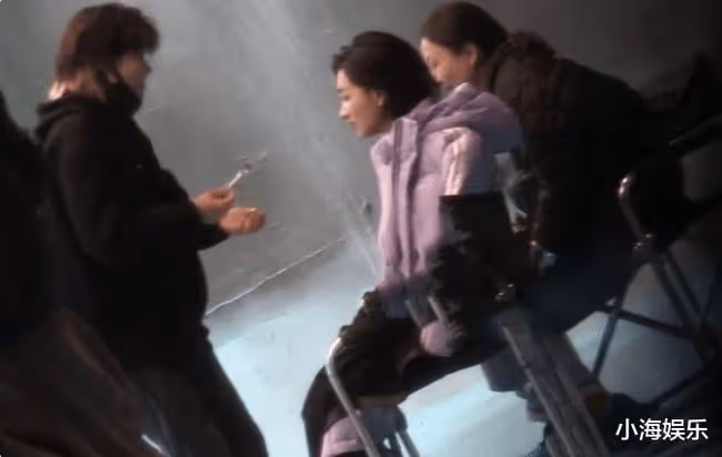 萬茜耍大牌？被助理喂食神情淡然，工作室回應：是外甥女分享美食
