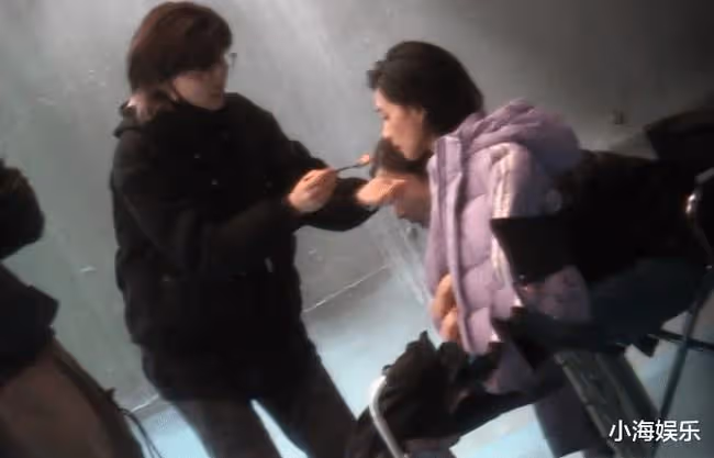 萬茜耍大牌？被助理喂食神情淡然，工作室回應：是外甥女分享美食