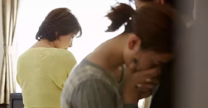 妻子拿五千春節禮，轉頭被小叔子提走，婆婆直言：你是外人你不懂