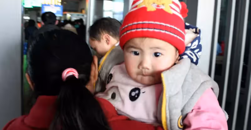 小媳婦被公婆虐待，丈夫沉默無語，離家10年，妻子開豪車回來離婚