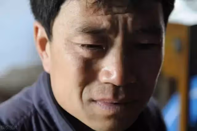 小媳婦被公婆虐待，丈夫沉默無語，離家10年，妻子開豪車回來離婚