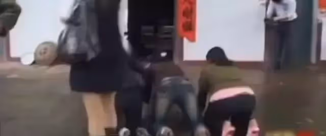為討好小兒子拆了大兒子的房,臨終前想和解,大兒媳婦:死都不見