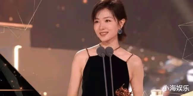 萬茜耍大牌？被助理喂食神情淡然，工作室回應：是外甥女分享美食