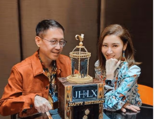 李嘉欣曬出近照,為丈夫許晉亨慶祝50歲生日,兩人同框大秀恩愛