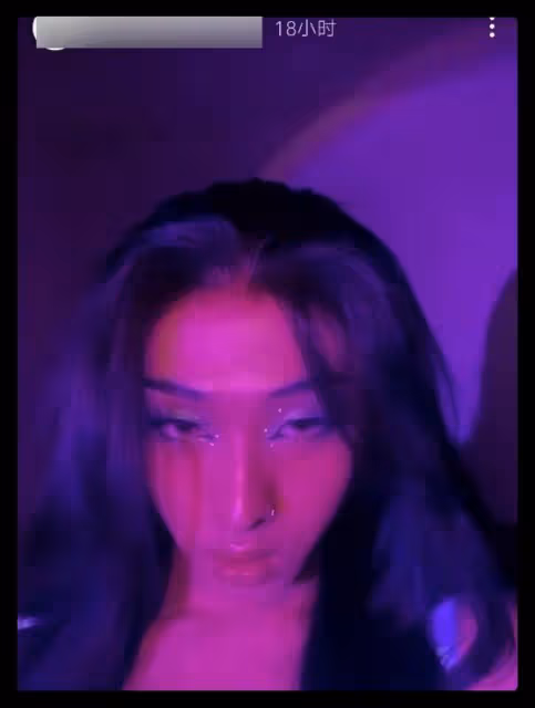 伊能靜兒子曬歐美女裝照,打鼻環穿弔帶超大膽,吞雲吐霧眼神迷離