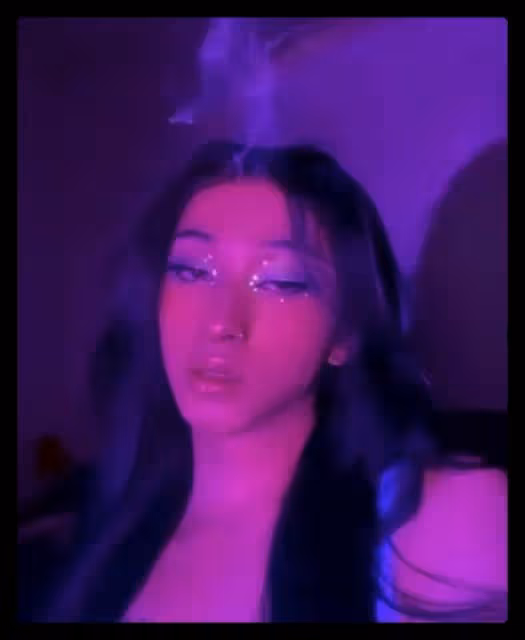 伊能靜兒子曬歐美女裝照,打鼻環穿弔帶超大膽,吞雲吐霧眼神迷離