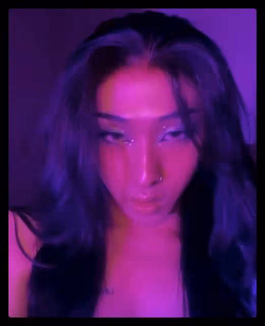 伊能靜兒子曬歐美女裝照,打鼻環穿弔帶超大膽,吞雲吐霧眼神迷離