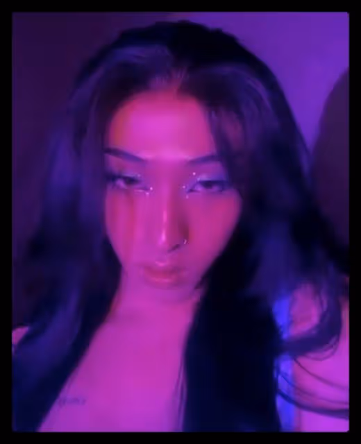 伊能靜兒子曬歐美女裝照,打鼻環穿弔帶超大膽,吞雲吐霧眼神迷離