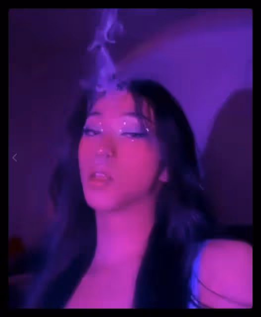 伊能靜兒子曬歐美女裝照,打鼻環穿弔帶超大膽,吞雲吐霧眼神迷離