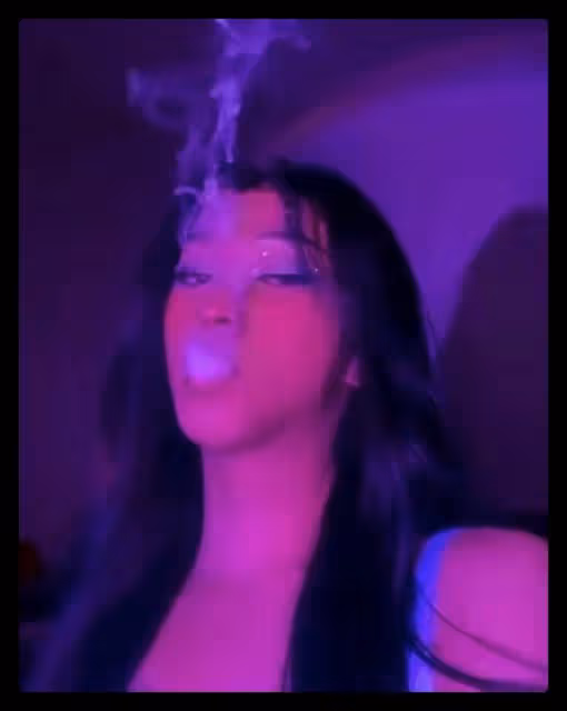 伊能靜兒子曬歐美女裝照,打鼻環穿弔帶超大膽,吞雲吐霧眼神迷離