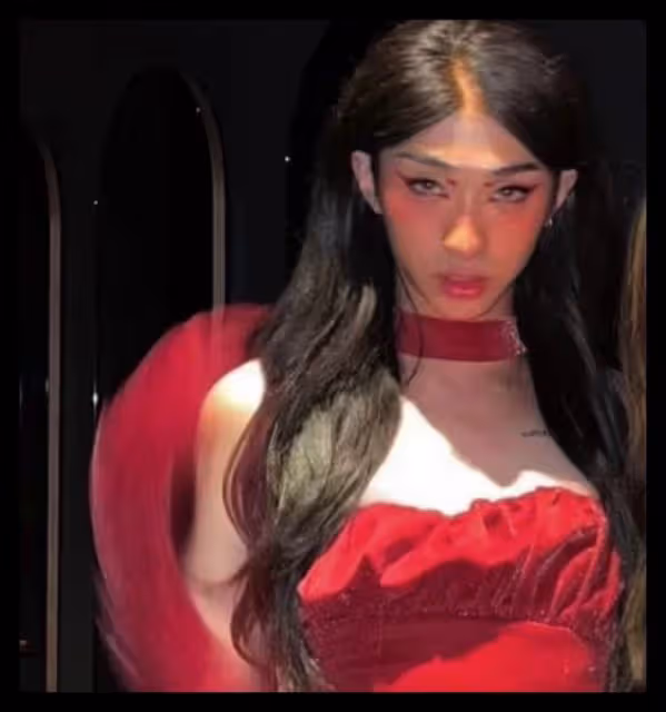 伊能靜兒子曬歐美女裝照,打鼻環穿弔帶超大膽,吞雲吐霧眼神迷離