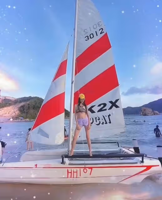 蔣麗莎被疑懷五胎!穿背心小腹凸起孕味十足,海邊遊玩大長腿吸睛