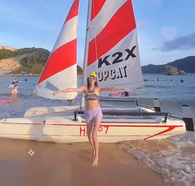 蔣麗莎被疑懷五胎!穿背心小腹凸起孕味十足,海邊遊玩大長腿吸睛